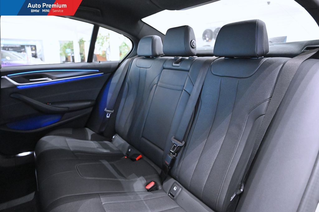 BMW Seria 5 G30 520I A benzyna