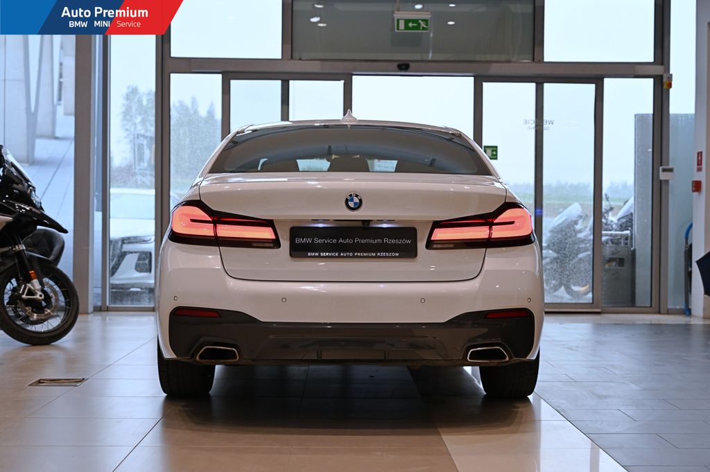 BMW Seria 5 G30 520I A benzyna
