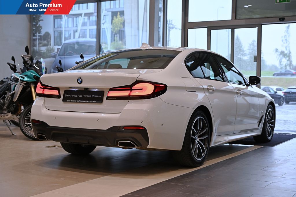 BMW Seria 5 G30 520I A benzyna