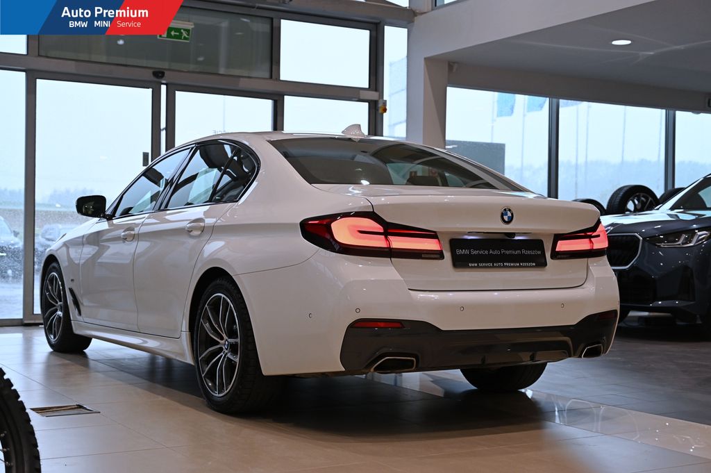 BMW Seria 5 G30 520I A benzyna