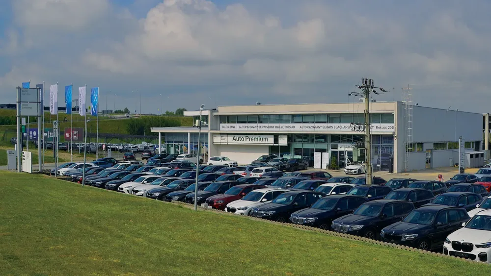 Budynek i parking salonu Auto Premium Rzeszów