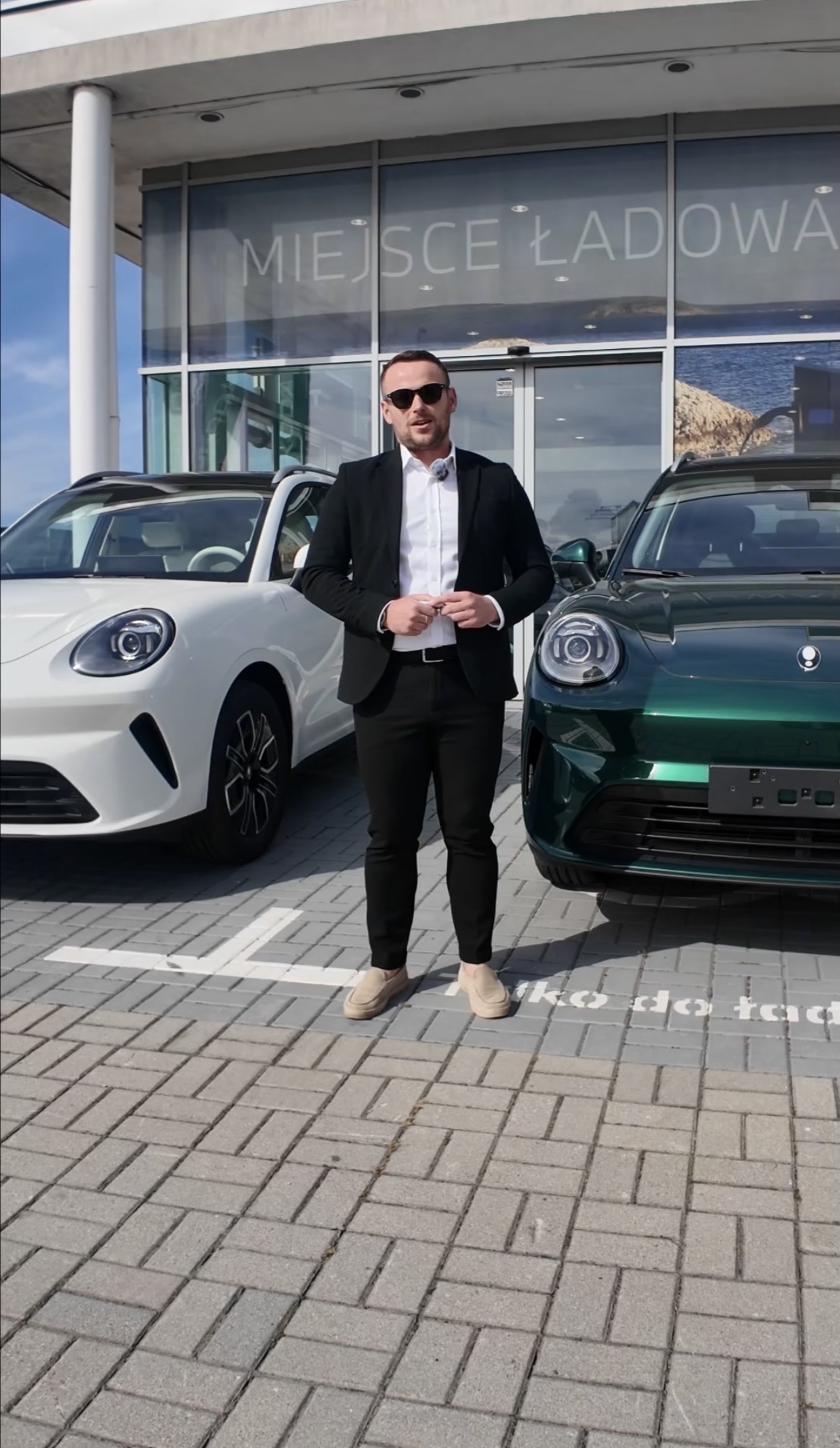 Dwa elektryczne samochody GWM – biały i zielony – przed salonem Auto Premium Rzeszów, start sprzedaży GWM 14 września