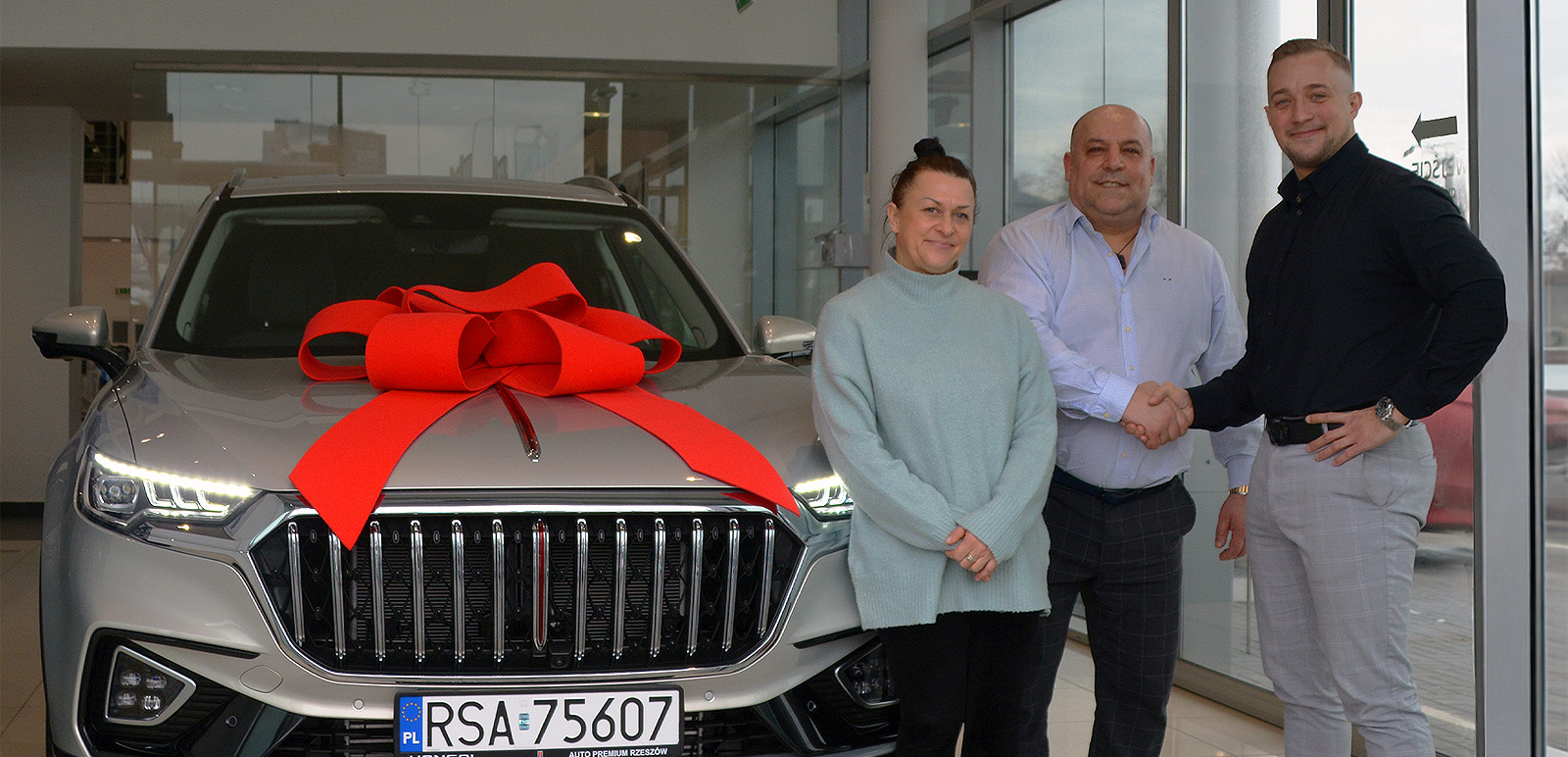 Przekazanie kluczyków do nowego HONGQI – uścisk dłoni w salonie Auto Premium Rzeszów