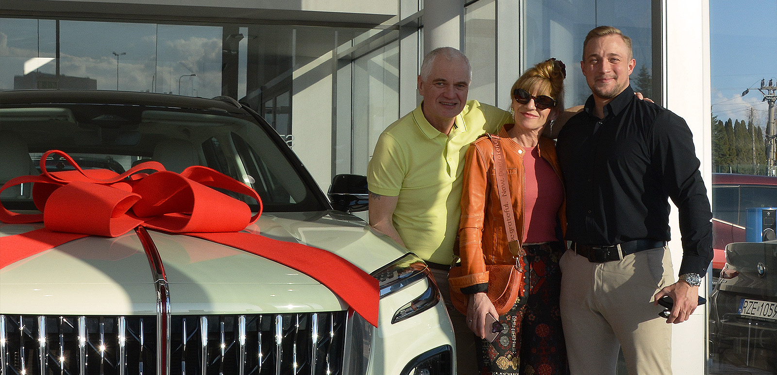 Rodzina odbiera nowe HONGQI z czerwoną kokardą – Dni Otwarte HONGQI Auto Premium Rzeszów